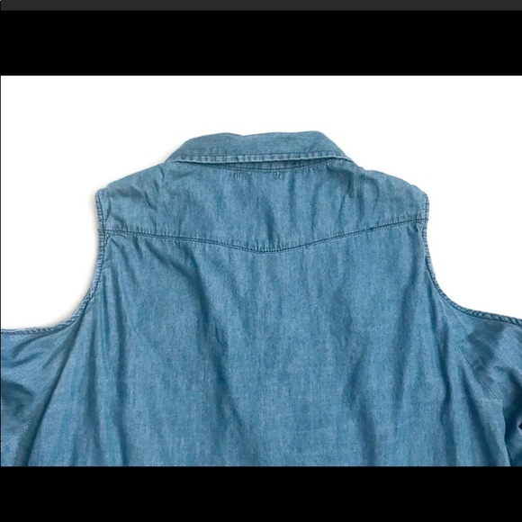 CHARLOTTE RUSSE • Denim • COLD SHOULDER BLOUSE - Picture 4 of 4